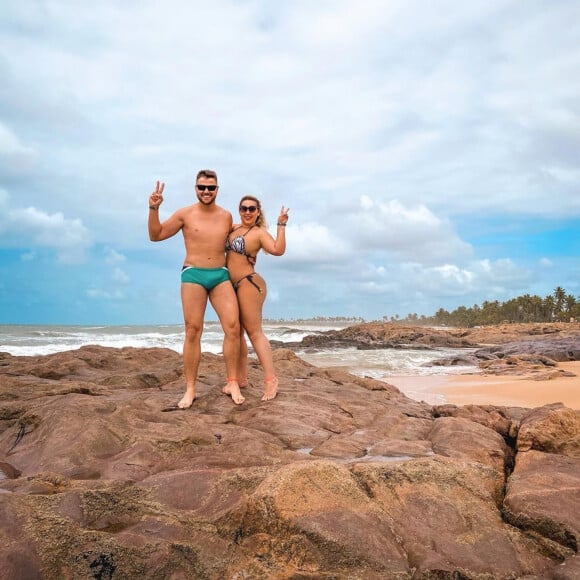 Zé Neto e Natália Toscano já combinaram biquíni e sunga anteriormente, quando posaram com roupas de banho na cor verde