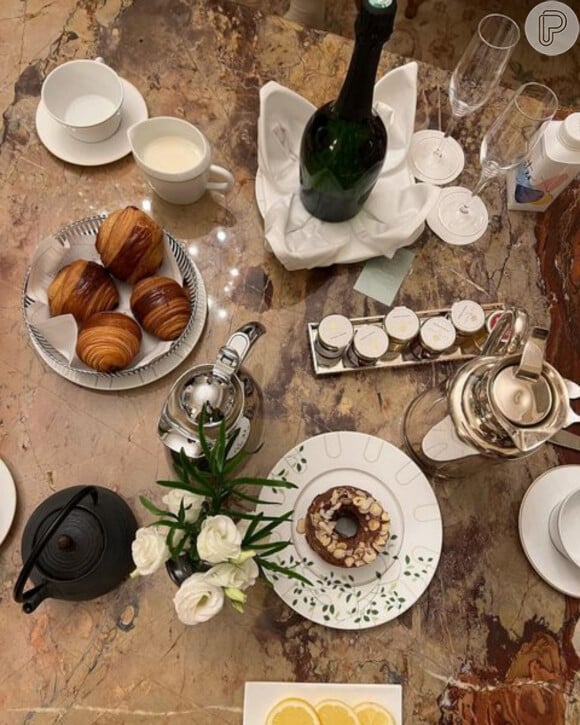 Bruna Marquezine exibiu uma mesa de café da manhã em Paris, na França, e afirmou sentir saudade de 'morar' na cidade