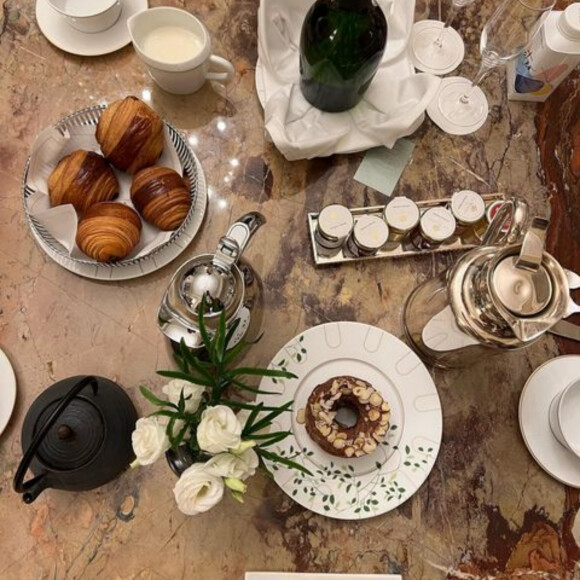 Bruna Marquezine exibiu uma mesa de café da manhã em Paris, na França, e afirmou sentir saudade de 'morar' na cidade