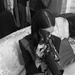 Bruna Marquezine postou fotos improvisadas, como segurando uma câmera, ao exibir looks parisienses