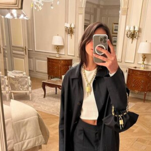 Bruna Marquezine mostra álbum com looks parisienses e destaque combinação de calça social com acessórios pesados