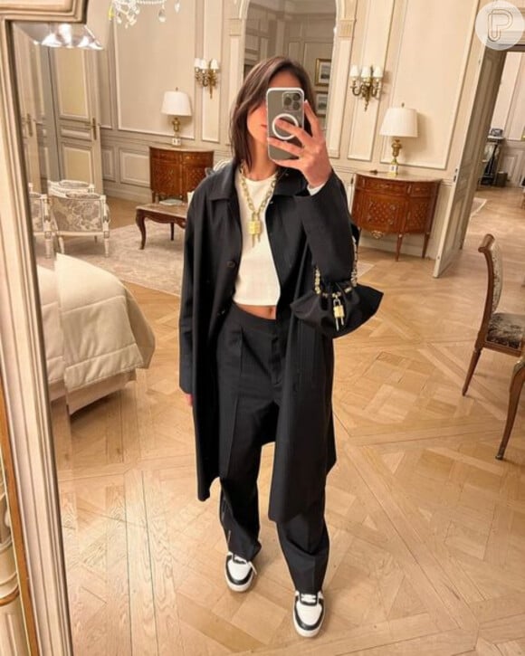 Bruna Marquezine mostra álbum com looks parisienses e destaque combinação de calça social com acessórios pesados