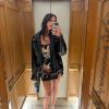 Bruna Marquezine também compartilhou foto em espelho de elevador para mostrar look parisiense com jaqueta preta
