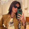 Bruna Marquezine abre álbum de fotos em Paris e exibe looks originais ao posar em frente ao espelho