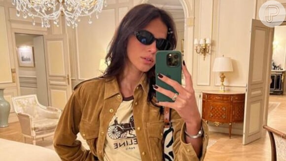 Bruna Marquezine abre álbum de fotos em Paris e exibe looks originais ao posar em frente ao espelho