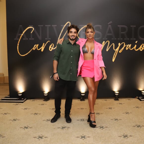 Hariany Almeida e o namorado, José Victor Pires, curtiram a festa de aniversário de Carol Sampaio