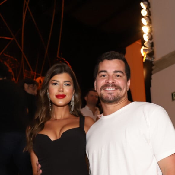 Thiago Martins e a namorada, Talita Nogueira, curtiram a festa de aniversário de Carol Sampaio