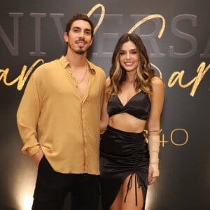 Giovanna Lancellotti e o namorado, Gabriel David, prestigiaram a festa de aniversário de Carol Sampaio