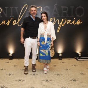 Alexandre Nero e a mulher, Karen Brusttolin, marcaram presença na festa de aniversário de Carol Sampaio
