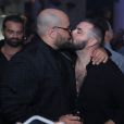 Tiago Abravanel trocou beijos com marido, Fernando Poli, na festa de aniversário de Carol Sampaio