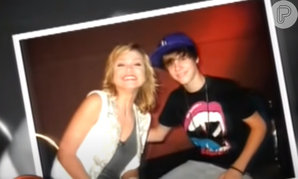 Justin Bieber já começou a 'xavecar' Eliana no começo da entrevista ao entregar uma blusa a ela: 'Você é tão linda' 