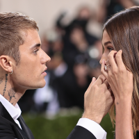 Justin Bieber se emociona ao fazer relato sobre coágulo da mulher: 'Muito assustador'