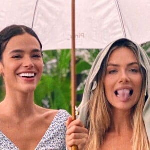 Bruna Marquezine e Giovanna Ewbank exibiram as barrigas saradas em um look com a mesma estampa