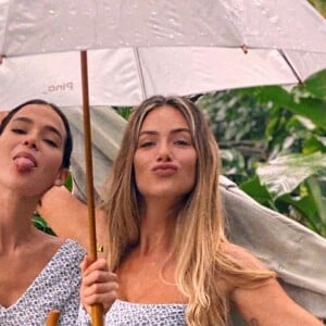 Bruna Marquezine e Giovanna Ewbank: 'Botamos um cropped e... fomos pra capela', brincou a mãe de Titi, Bless e Zayn