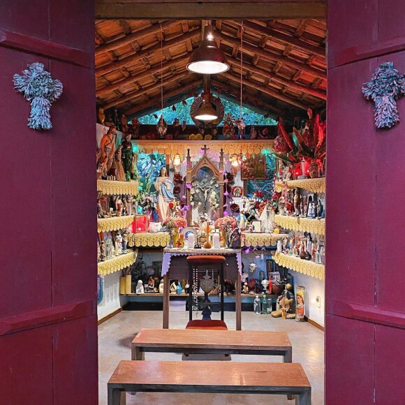 Capela de Regina Casé está localizada no sítio da artista em Mangaratiba, no Rio de Janeiro