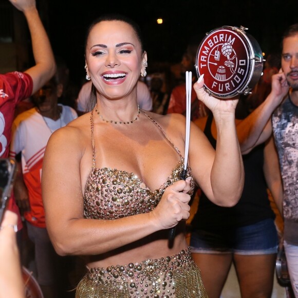 Mesmo com a gravidez, Viviane Araujo está liberada para sambar