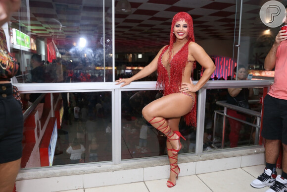 Viviane Araujo vai desfilar em abril na Sapucaí