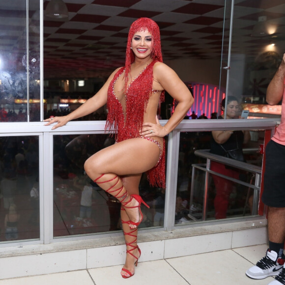 Viviane Araujo vai desfilar em abril na Sapucaí