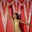 Carnaval 2022: Erika Januza, rainha de bateria da Viradouro, exibe corpo escultural em fantasia dourada em ensaio