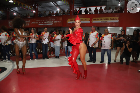 Carnaval 2022: Lore Improta mostra samba no pé em ensaio da Viradouro, escola de samba do Rio