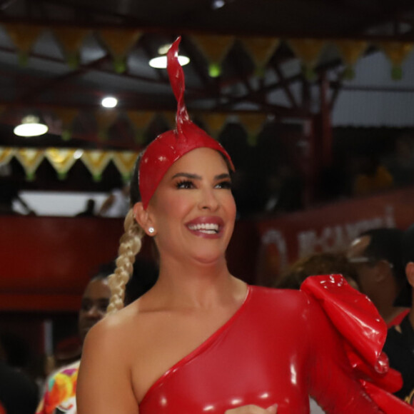 Carnaval 2022: Lore Improta usa body de vinil com uma manga só em ensaio da Viradouro