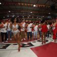 Carnaval 2022: Lore Improta combina body vermelho brilhante com sapatos de salto em ensaio da Viradouro, no Rio