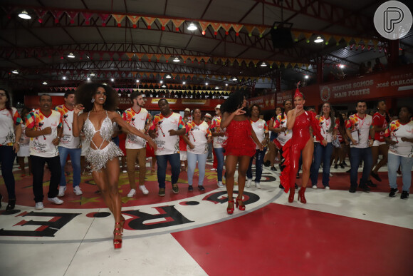Carnaval 2022: Lore Improta combina body vermelho brilhante com sapatos de salto em ensaio da Viradouro, no Rio
