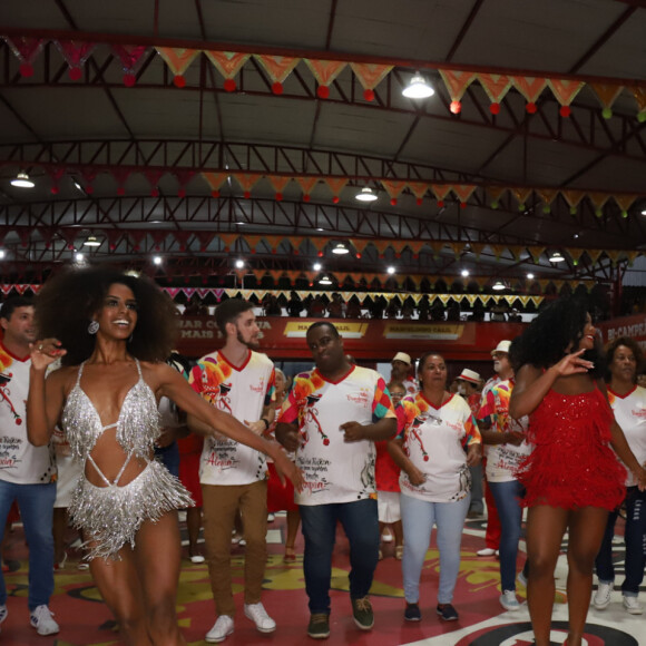 Carnaval 2022: Lore Improta combina body vermelho brilhante com sapatos de salto em ensaio da Viradouro, no Rio