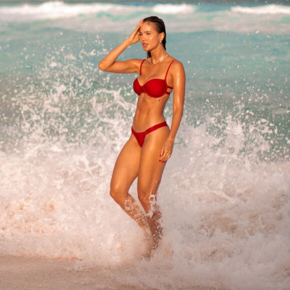 Biah Rodrigues posou de biquíni para fotógrafo em Cancún, no México, onde curte férias com a família