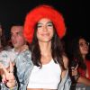Bruna Marquezine usa chapéu de pelúcia vermelho no último dia do Lollapalloza, em 27 de março de 2022