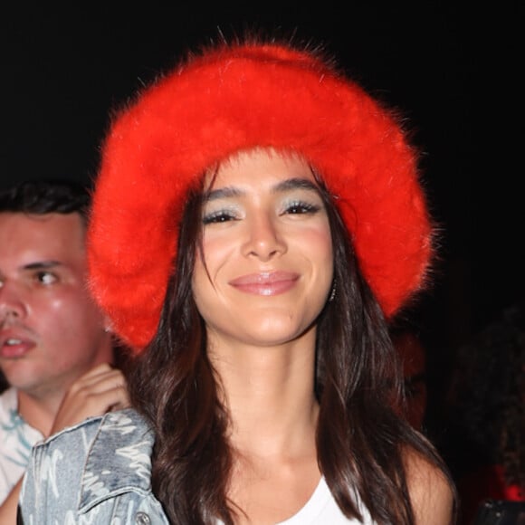 Bruna Marquezine usa chapéu de pelúcia vermelho no último dia do Lollapalloza, em 27 de março de 2022