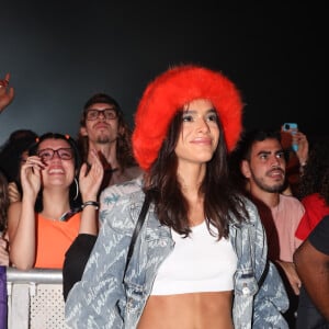 Bruna Marquezine aliou conjunto à top, tênis e chapéu de pelúcia