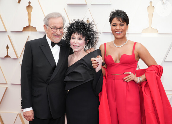 Oscar 2022: Steven Spielberg posa com Rita Moreno e Ariana DeBose