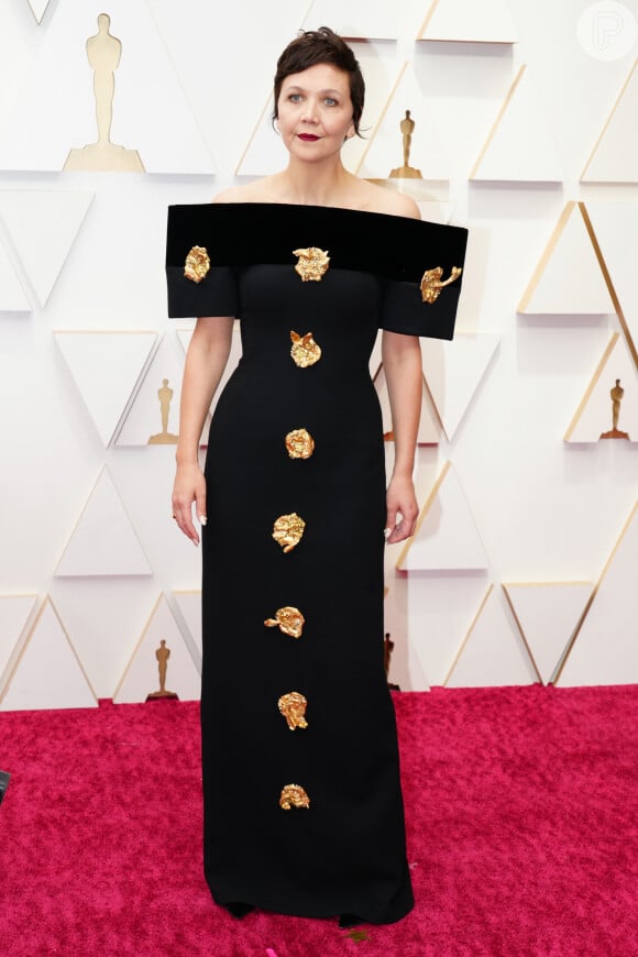 Oscar 2022: Vestido de Maggie Gyllenhaal tinha mangas estruturadas e linhas retas