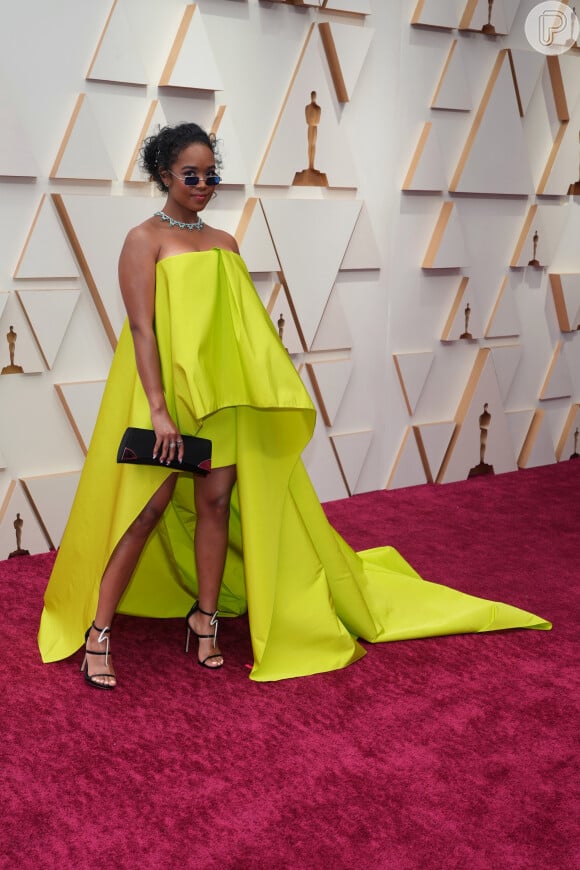 Oscar 2022: H.E.R. escolheu vestido Carolina Herrera amarelo neon strapless, com cauda e volume.