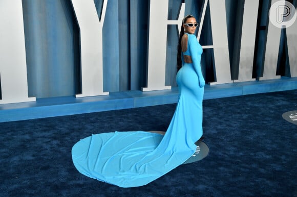 Vestido azul vibrante com cauda longa foi aposta de Kim Kardashian para festa da Vanity Fair após Oscar: a peça era Balenciaga.