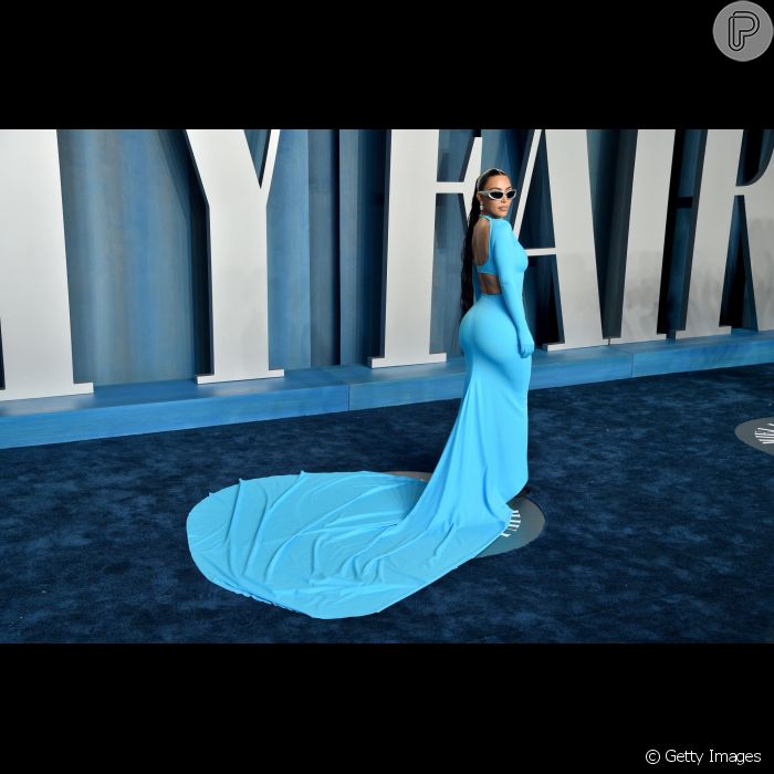 Vestido azul vibrante com cauda longa foi aposta de Kim Kardashian para  festa da Vanity Fair após Oscar: a peça era Balenciaga. - Purepeople