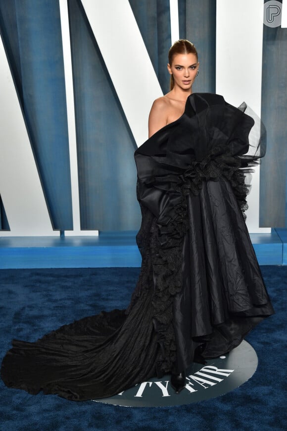Oscar 2022: vestido de Kendall Jenner era extravagante. A modelo usou um modelo Balenciaga para festa pós-Oscar