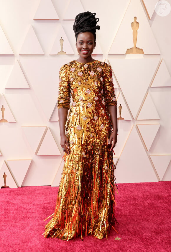 Oscar 2022: Lupita Nyong'o usou um longo Prada dourado, estiloso e maximalista com franjas e bordados