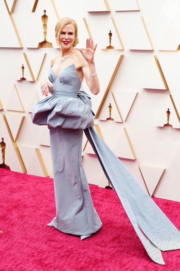 Nicole Kidmann escolheu vestido azul com cauda, volume e busto pontiagudo: o look da atriz era Armani Privé