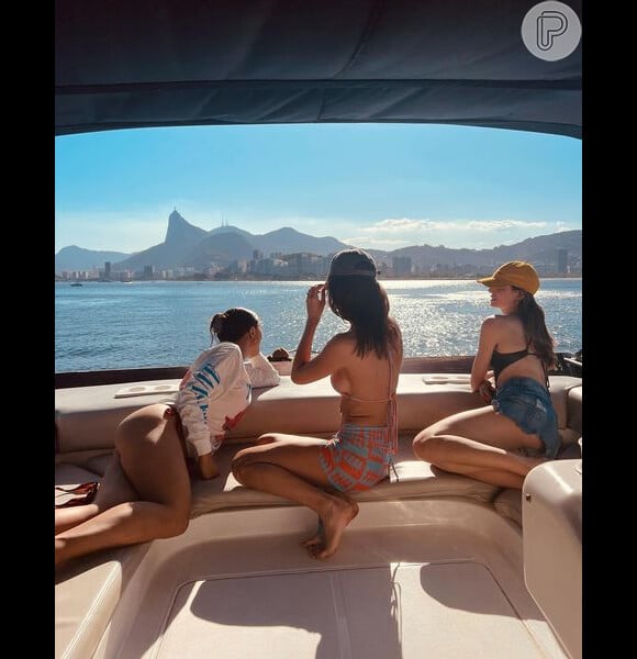 Rafa Kalimann fez passeio de barco com as atrizes Vitória Strada e Camila Queiroz no início de março