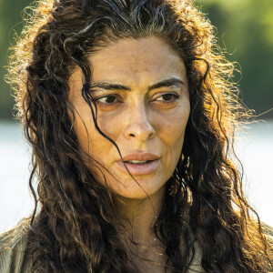 Na novela "Pantanal", Maria Marruá (Juliana Paes) sofre pela morte dos 3 filhos com Gil (Enrique Diaz)