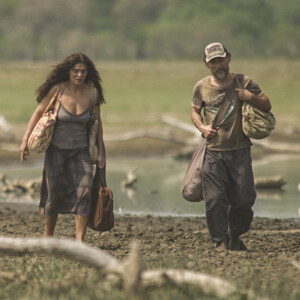 Na novela "Pantanal", Maria Marruá (Juliana Paes) e Gil (Enrique Diaz) fogem para o Pantanal após a morte dos 3 filhos