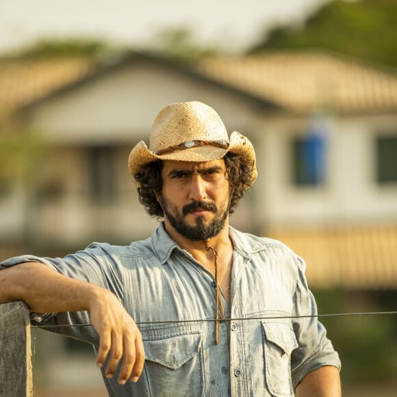 José Leôncio (Renato Góes) engravida Madeleine (Bruna Linzmeyer), mas é abandonado pela riquinha na novela 'Pantanal'