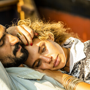 Madeleine (Bruna Linzmeyer) e José Leôncio (Renato Góes) fazem sexo na novela 'Pantanal'