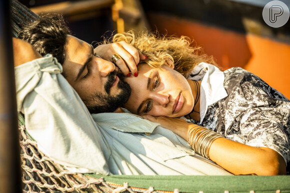 Madeleine (Bruna Linzmeyer) e José Leôncio (Renato Góes) fazem sexo na novela 'Pantanal'