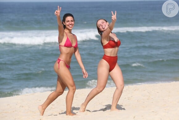 Larissa Manoela foi à praia acompanhada de uma amiga