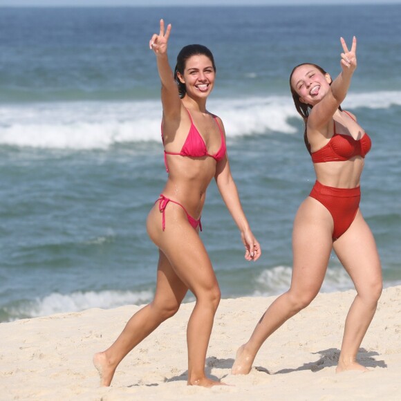 Larissa Manoela foi à praia acompanhada de uma amiga