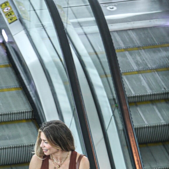 Grazi Massafera andava tranquilamente pelo shopping até avistar a presença do paparazzo