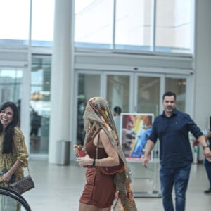 Grazi Massafera despertou olhares curiosos ao andar com lenço no rosto pelo shopping